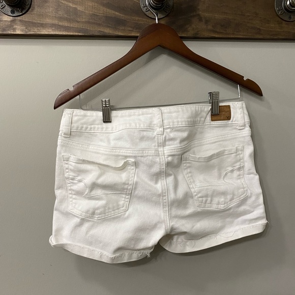 American Eagle Women’s Shorts in white. Women’s size 8 - Picture 15 of 16